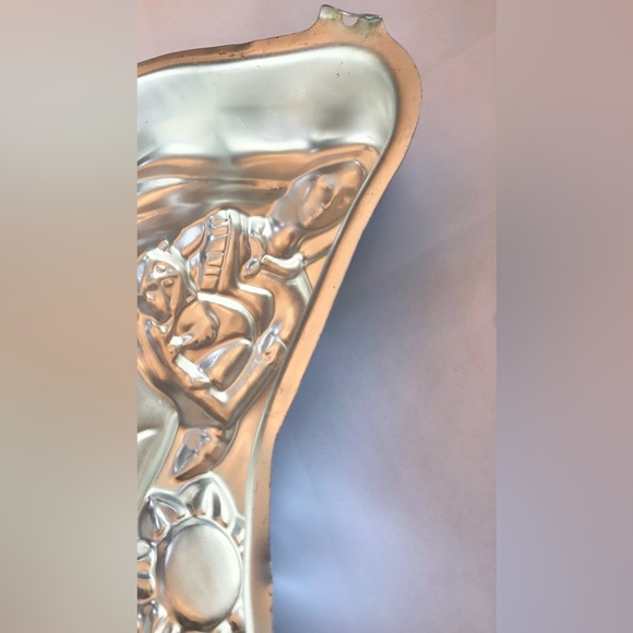 Vintage 1995 Wilton Pocahontas Holding Raccoon Cake Pan #2105-3700 - Picture 8 of 8